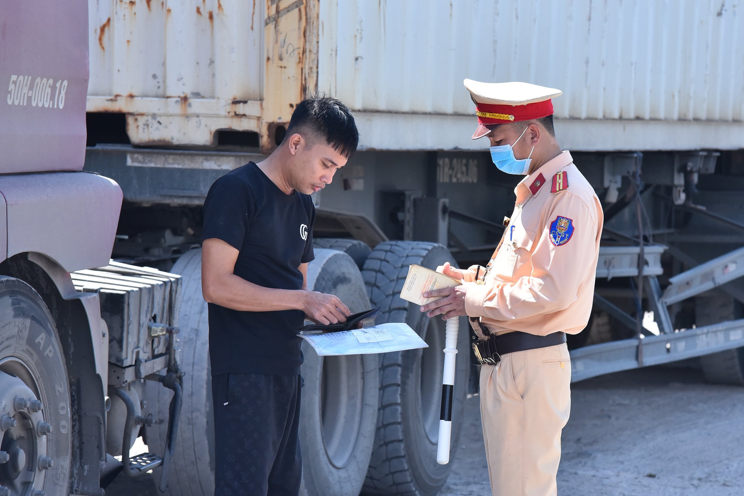 Xử lý 69 trường hợp xe đầu kéo kéo rơ-moóc, sơ-mi rơ-moóc vi phạm